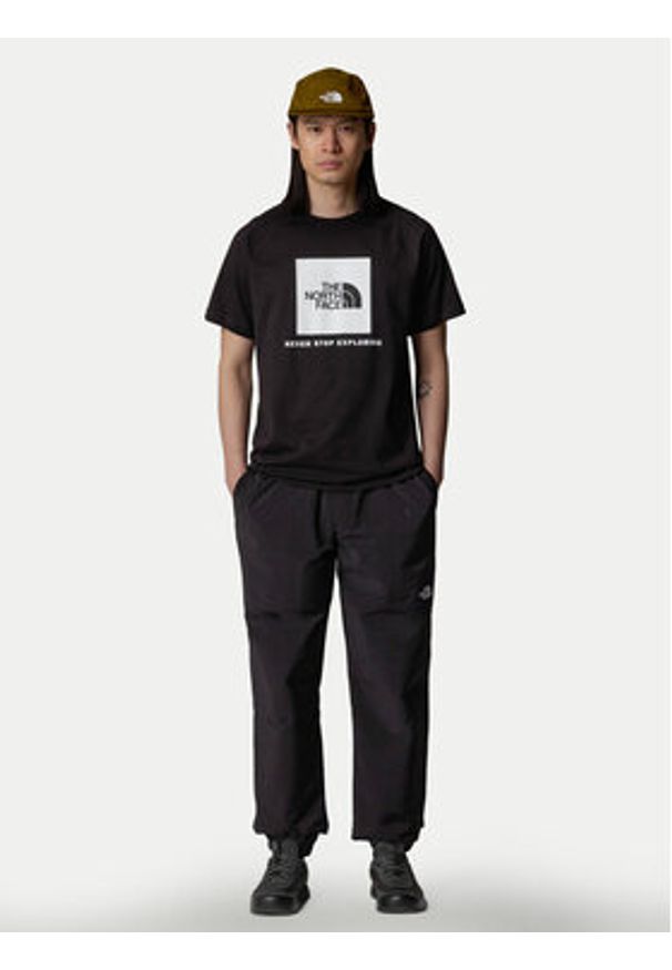 The North Face T-Shirt Redbox NF0A87NJ Czarny Regular Fit. Kolor: czarny. Materiał: bawełna