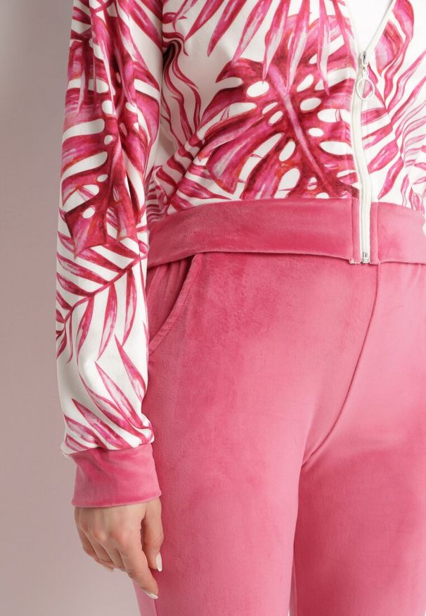 Born2be - Różowy Komplet Dresowy z Weluru Bluza z Kapturem z Ozdobnym Wzorem i Spodnie Grouvia. Kolor: różowy. Materiał: welur, dresówka