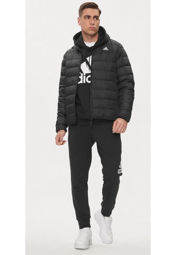 Kurtka Mężczyzna Adidas Essentials Light Down czarny. Kolor: wielokolorowy, biały, czarny. Materiał: puch. Sport: piłka nożna