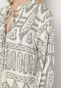 Born2be - Zielona Wiskozowa Sukienka w Etniczny Wzór o Rozkloszowanym Kroju z Wiązaniem Nalpio. Okazja: na co dzień. Typ kołnierza: dekolt w serek. Kolor: zielony. Materiał: wiskoza. Długość rękawa: długi rękaw. Styl: casual, elegancki #7