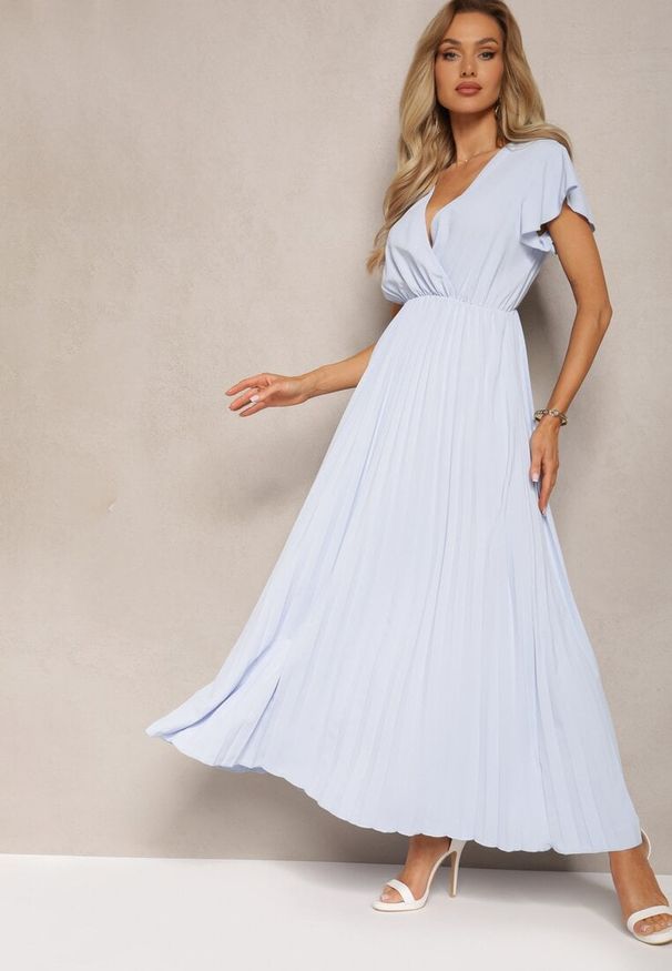 Renee - Jasnoniebieska Plisowana Sukienka Maxi o Rozkloszowanym Kroju z Kopertowym Dekoltem Ofilva. Kolor: niebieski. Typ sukienki: kopertowe. Styl: elegancki. Długość: maxi
