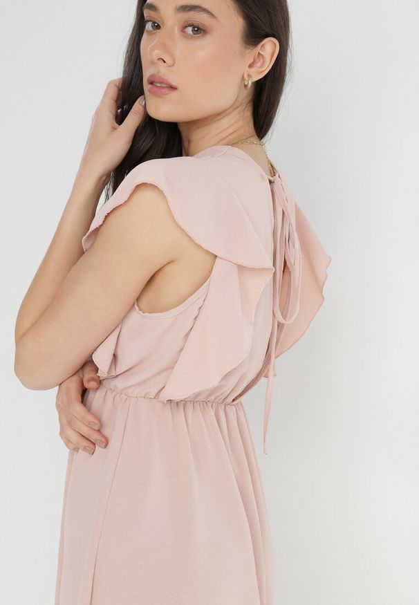 Born2be - Różowa Sukienka Laodastis. Okazja: na imprezę. Typ kołnierza: kołnierz z falbankami. Kolor: różowy. Materiał: tkanina. Typ sukienki: kopertowe. Długość: mini