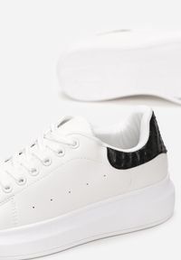 Renee - Biało-Czarne Sneakersy Lucid Dream. Okazja: na co dzień. Wysokość cholewki: przed kostkę. Nosek buta: okrągły. Kolor: biały. Materiał: dresówka, skóra. Szerokość cholewki: normalna. Wzór: aplikacja #4