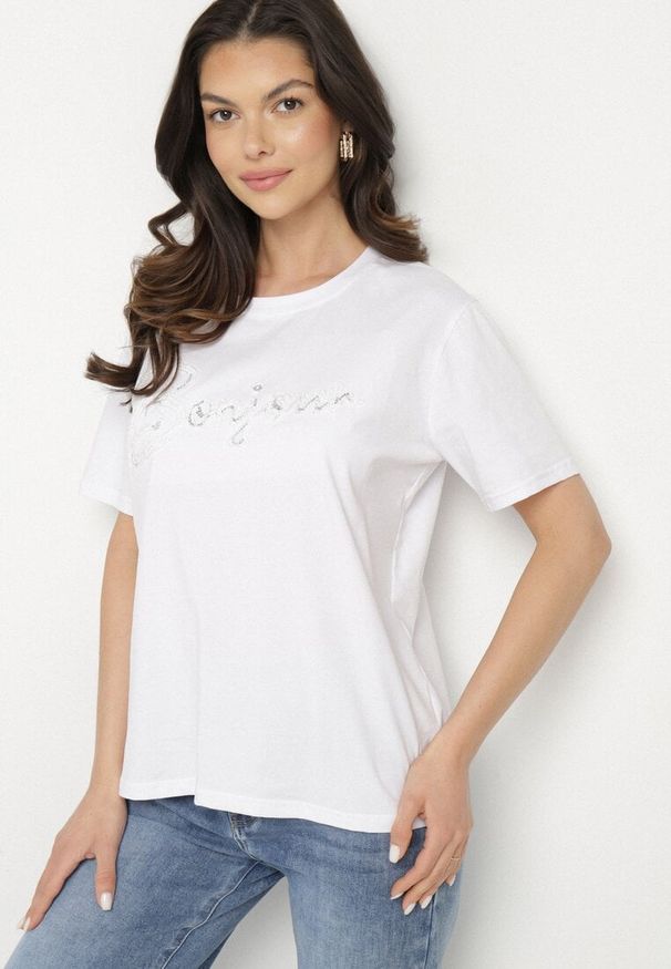 Born2be - Biały T-shirt z Bawełny o Kroju Oversize z Haftem i Cekinami Uliowena. Okazja: na co dzień, na spacer. Kolor: biały. Materiał: bawełna. Wzór: haft. Sezon: lato. Styl: casual