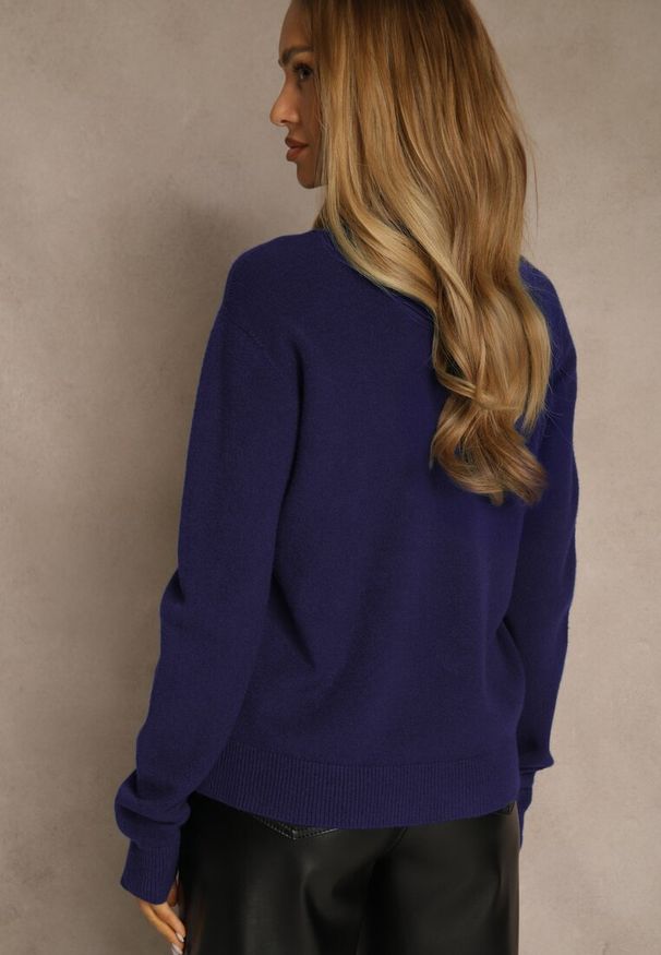Renee - Granatowy Sweter z Wełną i Wiskozą z Trójkątnym Dekoltem Kaitte. Okazja: na co dzień. Kolor: niebieski. Materiał: wełna, wiskoza. Styl: casual, elegancki