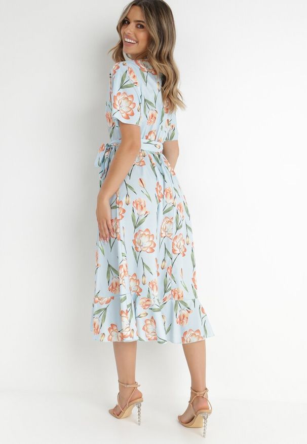 Born2be - Jasnoniebieska Sukienka Rirra. Typ kołnierza: dekolt w serek. Kolor: niebieski. Materiał: materiał. Wzór: nadruk, kwiaty. Typ sukienki: kopertowe. Długość: midi