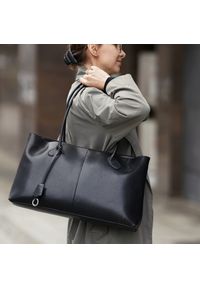 Shopper damski Solier FL37 Marlen czarna. Kolor: czarny. Wzór: aplikacja. Materiał: skórzane. Styl: biznesowy, klasyczny, elegancki, casual. Rodzaj torebki: na ramię
