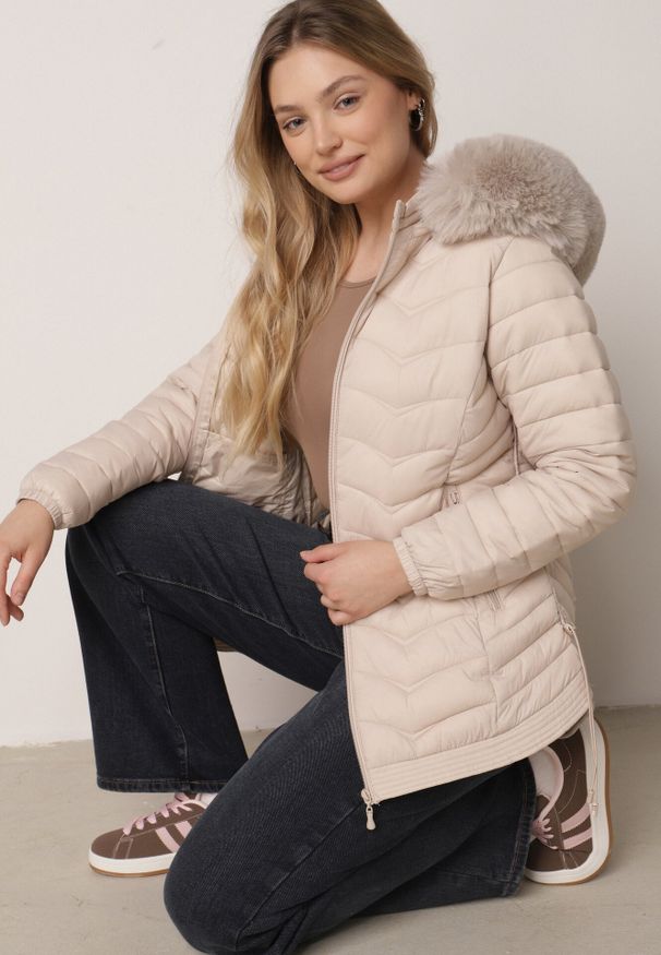 Born2be - Jasnobeżowa Pikowana Kurtka Przejściowa z Kapturem i Ściągaczami po Bokach Fezika. Okazja: na spacer, na co dzień. Typ kołnierza: kaptur. Kolor: beżowy. Materiał: futro, poliester, jeans. Styl: casual