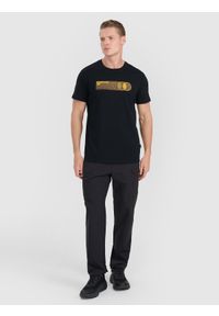 4f - 4F T-shirt regular z nadrukiem męski - czarny S. Okazja: na co dzień. Kolor: czarny. Materiał: jersey, materiał, bawełna. Długość rękawa: krótki rękaw. Długość: krótkie. Wzór: nadruk. Styl: casual, klasyczny, sportowy #2