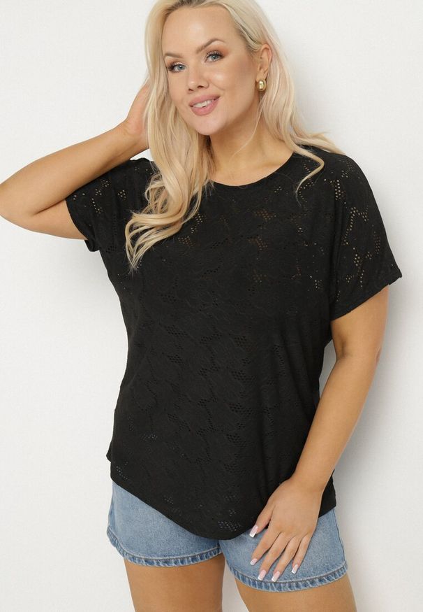 Born2be - Czarna Ażurowa Bluzka z Bawełną Clavienne. Okazja: na co dzień. Kolekcja: plus size. Kolor: czarny. Materiał: bawełna. Długość rękawa: krótki rękaw. Długość: krótkie. Wzór: ażurowy. Styl: elegancki, casual