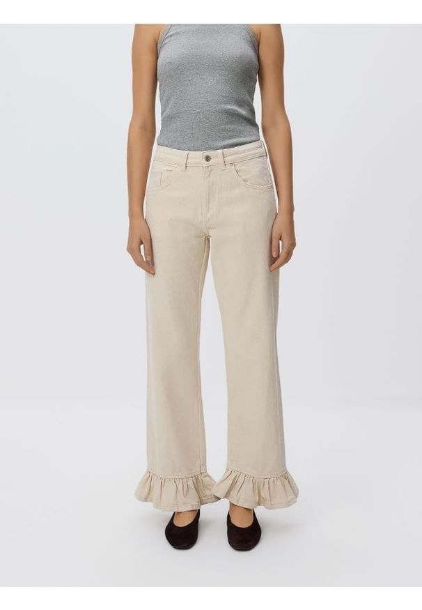 Reserved - Jeansy wide leg z falbankami - kremowy. Kolor: kremowy