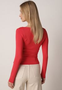 Born2be - Czerwona Elastyczna Bluzka z Kwadratowym Dekoltem z Wiskozą Doriore. Okazja: na co dzień. Typ kołnierza: dekolt kwadratowy. Kolor: czerwony. Materiał: wiskoza. Styl: casual, klasyczny, elegancki #3