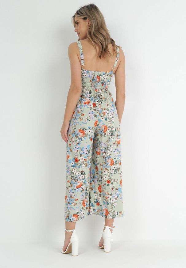 Born2be - Jasnozielony Kombinezon w Kwiaty z Ozdobnym Wiązaniem Freewild. Kolor: zielony. Długość rękawa: na ramiączkach. Wzór: kwiaty