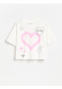 Reserved - Krótki t-shirt z nadrukiem - złamana biel. Materiał: bawełna. Długość: krótkie. Wzór: nadruk #1