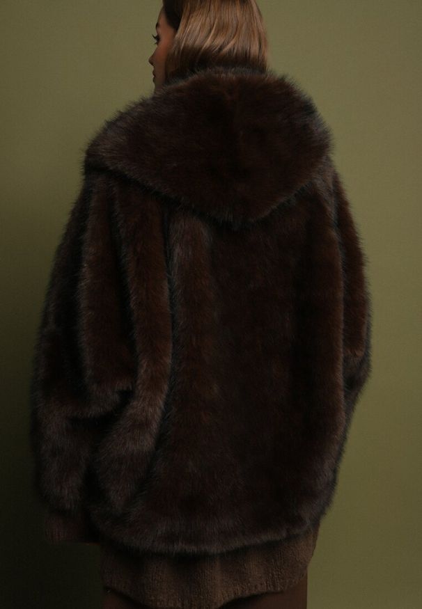 Born2be - Brązowa Kurtka Futerko o Kroju Oversize z Kapturem Nalienta. Okazja: na co dzień. Typ kołnierza: kaptur. Kolor: brązowy. Materiał: futro. Styl: elegancki, casual