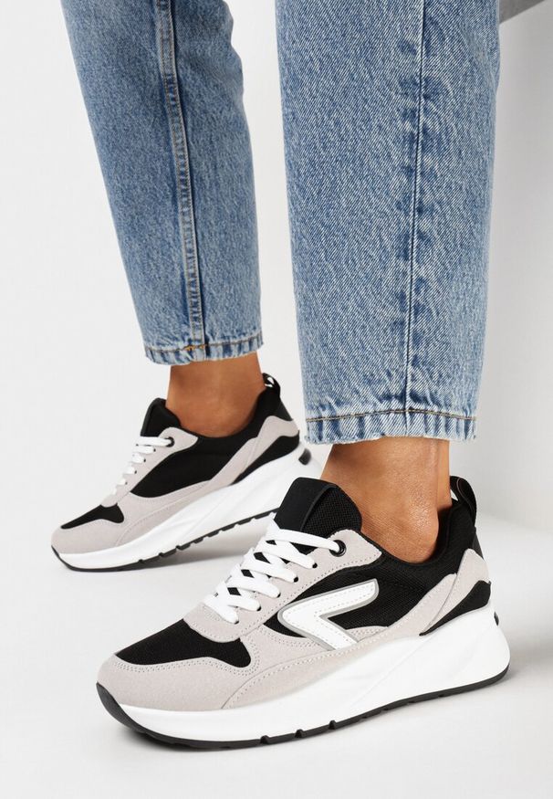 Born2be - Czarno-Beżowe Sneakersy przed Kostkę z Przeszyciami i Materiałowymi Wstawkami Akirra. Wysokość cholewki: przed kostkę. Nosek buta: okrągły. Zapięcie: sznurówki. Kolor: czarny. Materiał: materiał. Obcas: na obcasie. Wysokość obcasa: niski