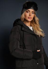 Renee - Czarna Długa Kurtka Pikowana Płaszcz z Kapturem Samonira. Okazja: na co dzień. Typ kołnierza: kaptur. Kolor: czarny. Materiał: jeans. Długość: długie. Styl: klasyczny, elegancki, casual