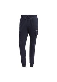 Adidas - Spodnie dresowe męskie adidas Essentials Fleece Regular Tapered Cargo. Kolor: biały, wielokolorowy, niebieski. Materiał: dresówka