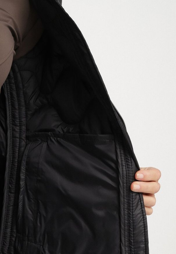 Born2be - Czarna Kamizelka z Odpinanym Kapturem Ozdobiona Pikowaniem Cirisse. Okazja: na spacer, na co dzień. Kolor: czarny. Materiał: jeans. Wzór: aplikacja. Styl: klasyczny, casual, elegancki