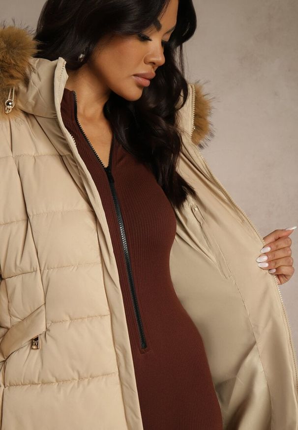 Renee - Beżowa Pikowana Kurtka o Długim Kroju z Paskiem i Kapturem z Futrem Aveslia. Kolor: beżowy. Materiał: futro. Długość: długie