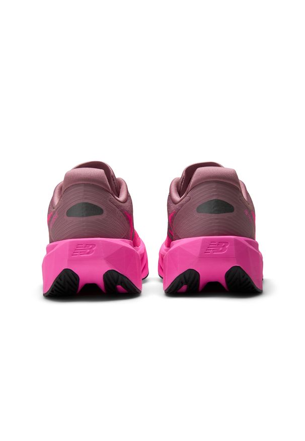 Buty damskie New Balance FuelCell Rebel v5 WFCX70N – różowe. Kolor: różowy. Materiał: materiał, syntetyk, guma. Szerokość cholewki: normalna. Wzór: geometria. Sport: fitness, bieganie