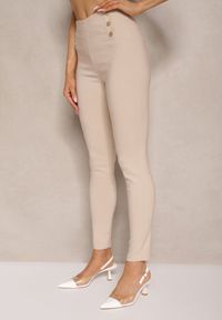 Renee - Beżowe Spodnie Skinny z Bawełną i Ozdobnymi Guzikami Arrimarela. Okazja: na co dzień. Stan: podwyższony. Kolor: beżowy. Materiał: bawełna. Styl: klasyczny, elegancki, casual #5