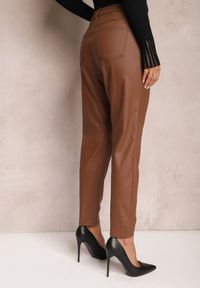 Renee - Brązowe Spodnie Standard z Imitacji Skóry Enjala. Stan: podwyższony. Kolor: brązowy