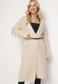 Born2be - Jasnobeżowy Długi Kardigan z Frędzlami i Paskiem Hanessa. Kolor: beżowy. Długość: długie. Wzór: aplikacja. Styl: elegancki