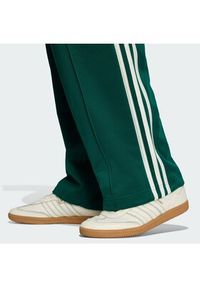 Adidas - adidas Spodnie dresowe adicolor KE3497 Zielony Loose Fit. Kolor: zielony. Materiał: bawełna #3