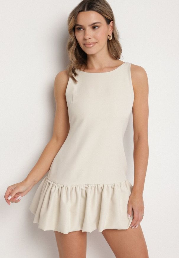 Born2be - Beżowy Taliowany Kombinezon z Falbanką Novenira. Kolor: beżowy. Styl: klasyczny, elegancki