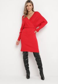 Born2be - Czerwona Sukienka Mini o Fasonie Nietoperz z Kopertowym Dekoltem Plicarka. Kolor: czerwony. Typ sukienki: kopertowe. Długość: mini #5