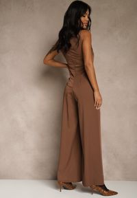 Renee - Brązowy Taliowany Kombinezon Ozdobiony Zakładkami Berinola. Okazja: na imprezę. Kolor: brązowy. Wzór: aplikacja. Styl: elegancki, wizytowy #6