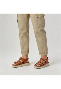 Sandały damskie Hee, cholewka ze skóry naturalnej paski z regulacją na klamry grubsza podeszwa casualowy styl, brązowe, 26100. Okazja: na co dzień. Zapięcie: klamry. Kolor: brązowy. Materiał: skóra. Wzór: paski. Styl: casual #6