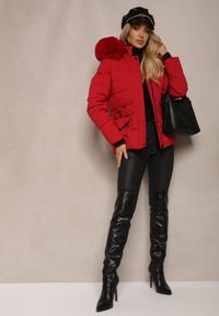 Renee - Czerwona Kurtka z Pikowaniem Odpinanym Kapturem i Futerkiem z Paskiem Vortinay. Okazja: na co dzień. Kolor: czerwony. Materiał: futro. Styl: elegancki, casual