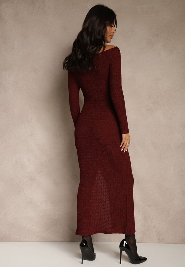 Renee - Bordowa Sukienka o Dopasowanym Kroju Ozdobiona Metaliczną Aplikacją Reittia. Okazja: na imprezę. Kolor: czerwony. Wzór: aplikacja. Sezon: wiosna