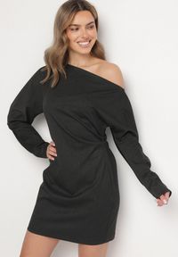 Born2be - Ciemnoszara Asymetryczna Sukienka z Wiskozą z Dekoltem w Łódkę i Marszczeniem przy Talii Sofilda. Okazja: na co dzień. Typ kołnierza: dekolt w łódkę. Kolor: szary. Materiał: wiskoza. Długość rękawa: długi rękaw. Typ sukienki: asymetryczne. Styl: casual, klasyczny, wizytowy #1