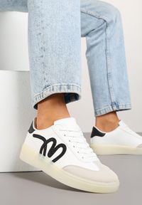 Renee - Białe Sneakersy Klasyczne Tenisówki z Abstrakcyjną Aplikacją Ailinne. Okazja: na co dzień. Nosek buta: okrągły. Kolor: biały. Materiał: jeans. Wzór: aplikacja #1