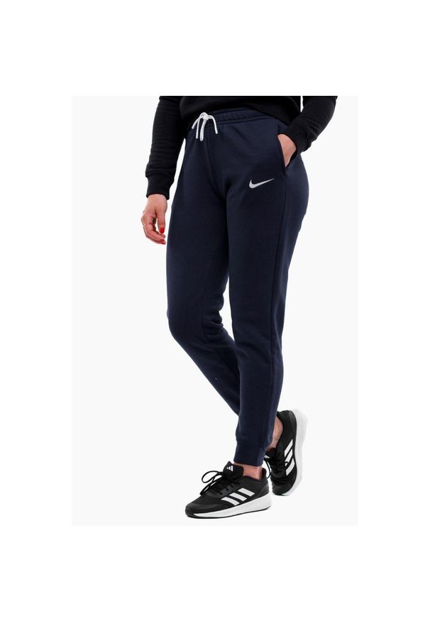 Spodnie sportowe damskie Nike Wmns Fleece Pants. Kolor: niebieski, biały, wielokolorowy. Materiał: dresówka. Sport: fitness