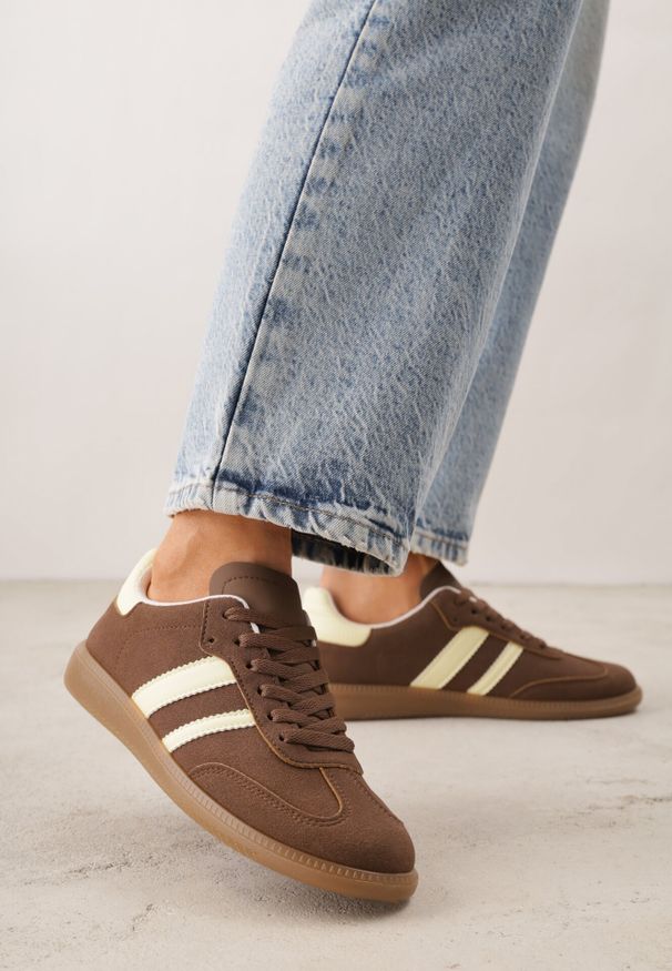 Born2be - Brązowo-Żółte Płaskie Sneakersy Ozdobione Paskami Glaria. Okazja: na co dzień. Zapięcie: pasek. Kolor: brązowy. Materiał: jeans. Wzór: aplikacja