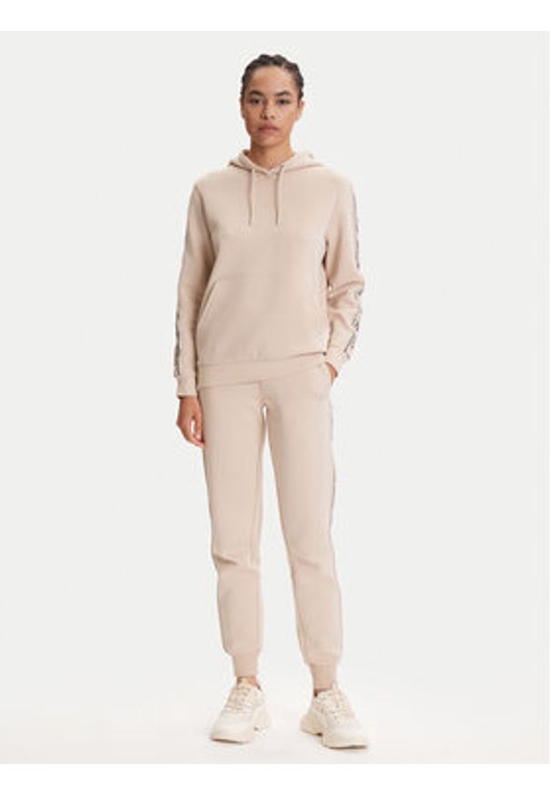 Guess Spodnie dresowe V2YB15 KB3P2 Beżowy Regular Fit. Kolor: beżowy. Materiał: syntetyk