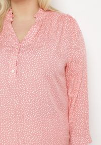 Born2be - Różowa Bluzka Wiskozowa z Guzikami w Kropki Jelle. Kolor: różowy. Materiał: wiskoza. Wzór: kropki #4