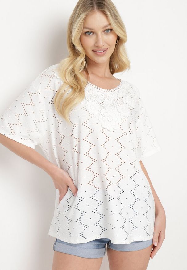 Born2be - Biały Klasyczny Ażurowy T-shirt z Krótkim Rękawem Ninnia. Okazja: na co dzień, na spotkanie biznesowe. Kolor: biały. Materiał: jeans. Długość rękawa: krótki rękaw. Długość: krótkie. Wzór: ażurowy. Styl: klasyczny