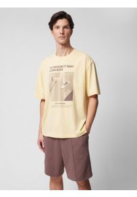 outhorn - T-shirt oversize z nadrukiem męski - żółty. Kolor: żółty. Materiał: materiał, bawełna, prążkowany, dzianina. Długość: długie. Wzór: nadruk. Sezon: wiosna