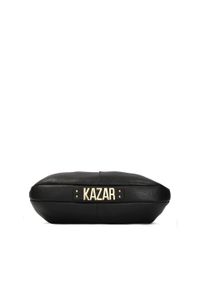 Kazar - Czarna torebka hobo z metalowym napisem na spodzie. Kolor: czarny. Wzór: napisy. Materiał: skórzane #4