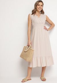 Born2be - Beżowa Wiskozowa Sukienka o Kopertowym Kroju z Falbanką Uliria. Kolor: beżowy. Materiał: wiskoza. Typ sukienki: kopertowe. Styl: elegancki #6