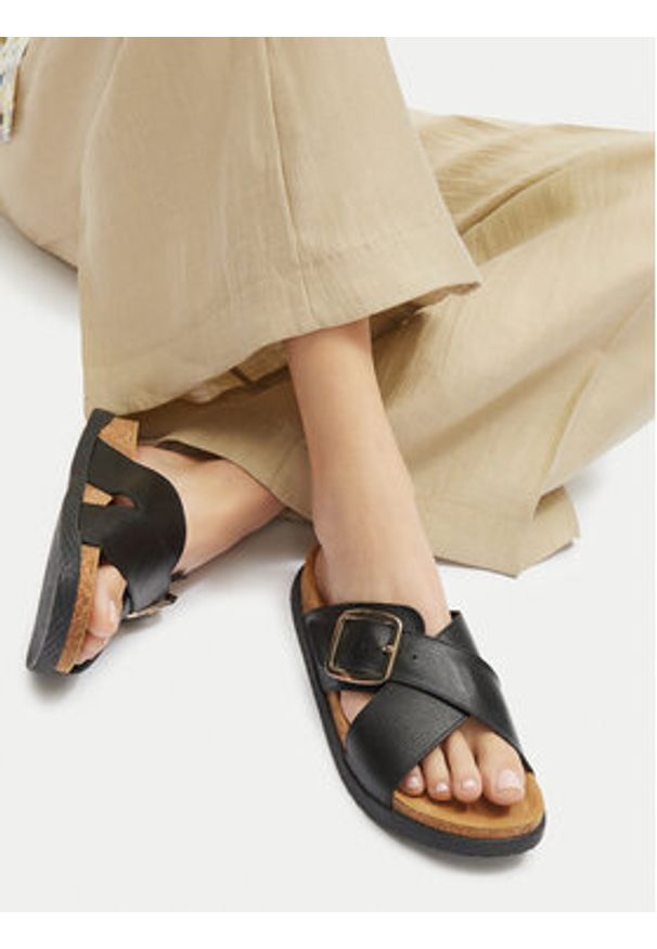 Lasocki Klapki ARC-BIERGE-19 Czarny. Kolor: czarny. Materiał: skóra