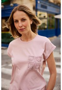 MOODO - T-shirt z bawełny różowy. Kolor: różowy. Materiał: bawełna #1