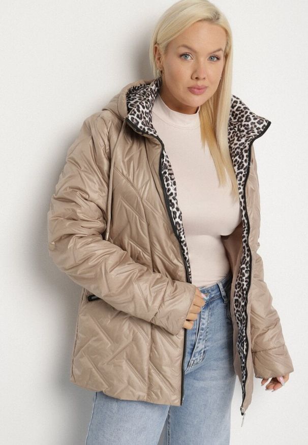 Born2be - Beżowa Pikowana Kurtka z Kapturem i Podszewką w Panterkę Felandre. Okazja: na co dzień, na spacer. Typ kołnierza: kaptur. Kolekcja: plus size. Kolor: beżowy. Materiał: jeans. Wzór: motyw zwierzęcy. Styl: klasyczny, casual