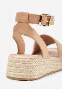 Renee - Ciemnobeżowe Sandały VICES z Imitacji Zamszu na Niskim Plecionym Koturnie Anameda. Okazja: na co dzień. Zapięcie: pasek. Kolor: beżowy. Materiał: zamsz. Wzór: haft. Obcas: na koturnie. Styl: casual #8