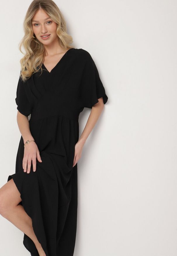 Born2be - Czarna Rozkloszowana Sukienka z Gumką w Talii i Dekoltem w Serek Iffara. Okazja: na co dzień, na spotkanie biznesowe, do pracy. Typ kołnierza: dekolt w serek. Kolor: czarny. Styl: biznesowy, casual